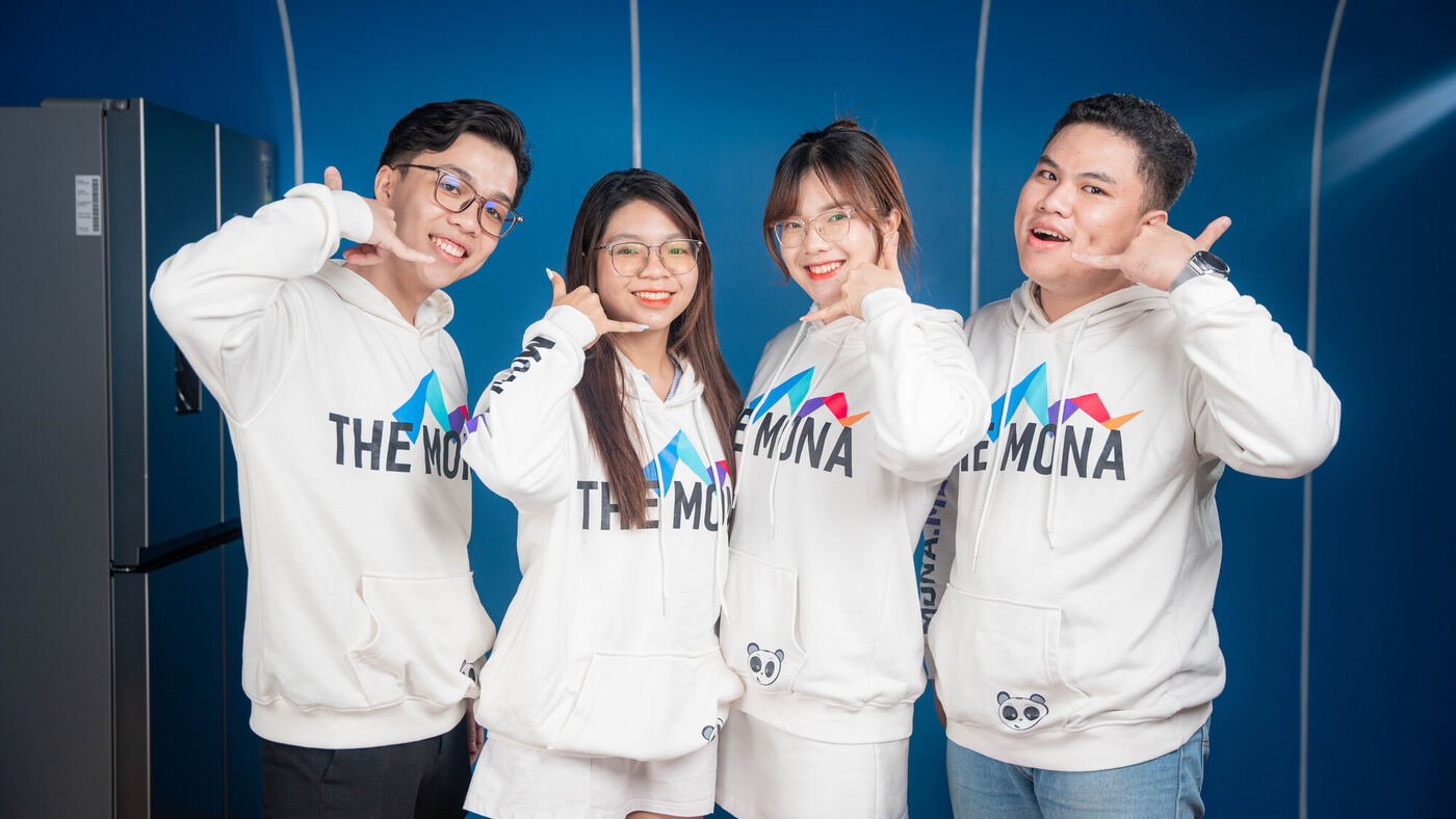 Nhân viên phòng Account MONA mặc hoodie THE MONA tạo dáng