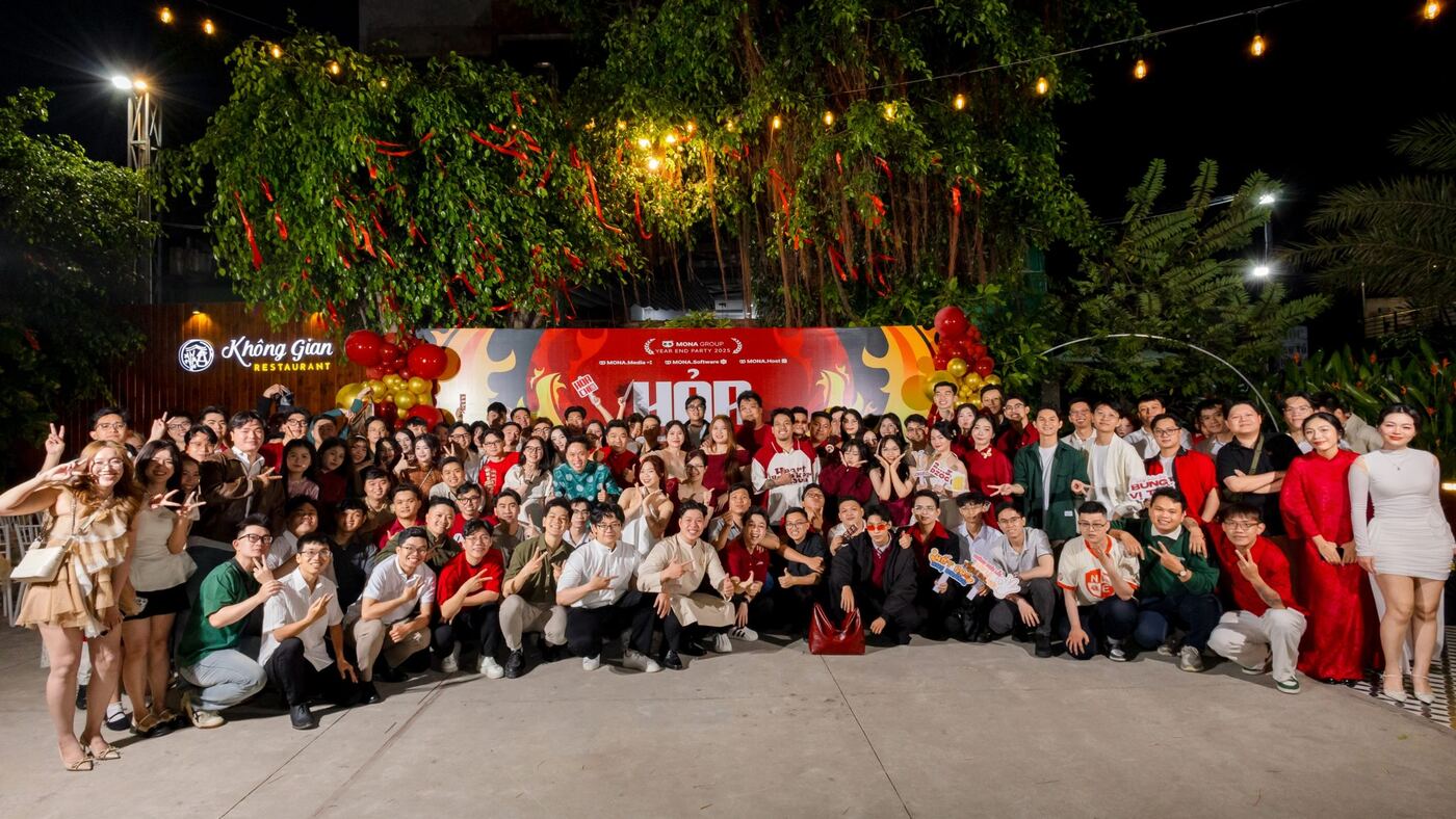 Tập thể MONA chụp ảnh tập thể tại Year End Party 2025